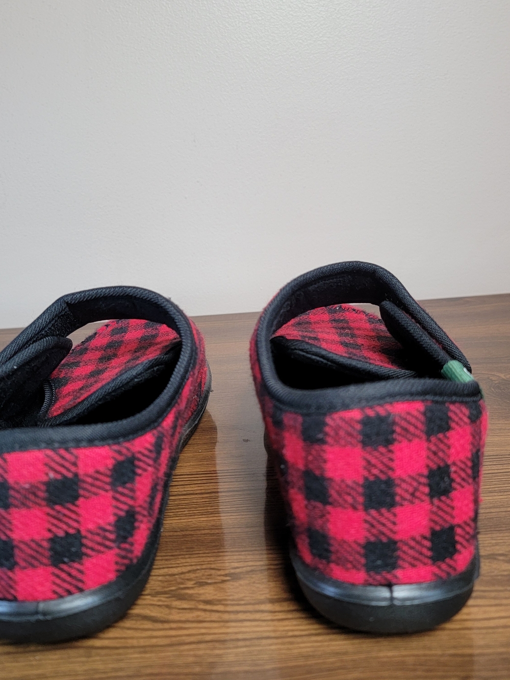 Kamik CozyLodge Kids Red and Black Plaid Slip-Ons- Size US 4/ EU 36/ UK 3.5 - Picture 4 of 5